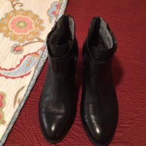 Vionic booties black leather.